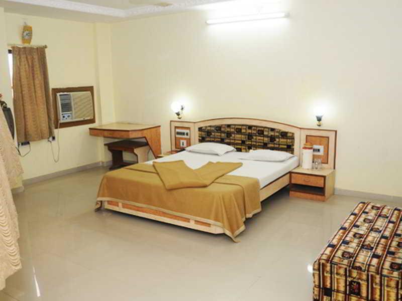 Neelkanth Paldi Hotel 2*