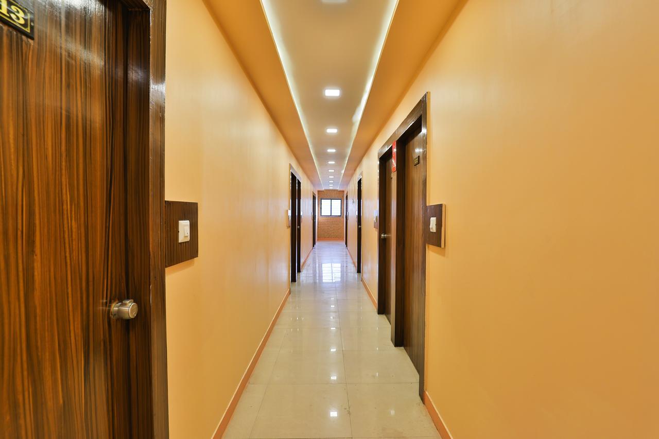 Hotel Oyo 12196 Mayur Park Residency Ahmedabad