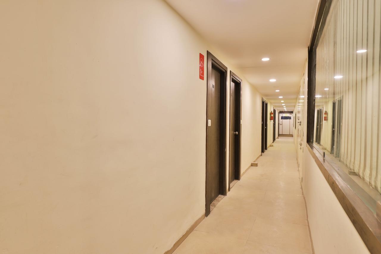 Oyo 11491 Santro Ahmedabad