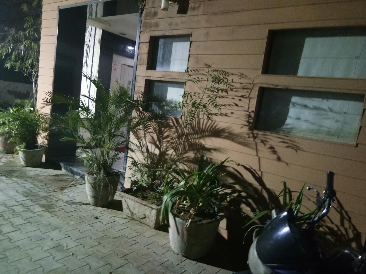 Hotel Satellite