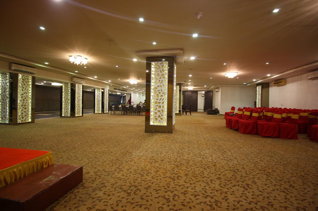 Oyo 8786 Maan Residency Hotel 3*