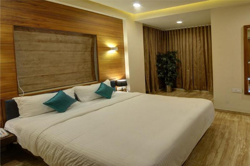 Fabhotel Kyra - Near Airport Road