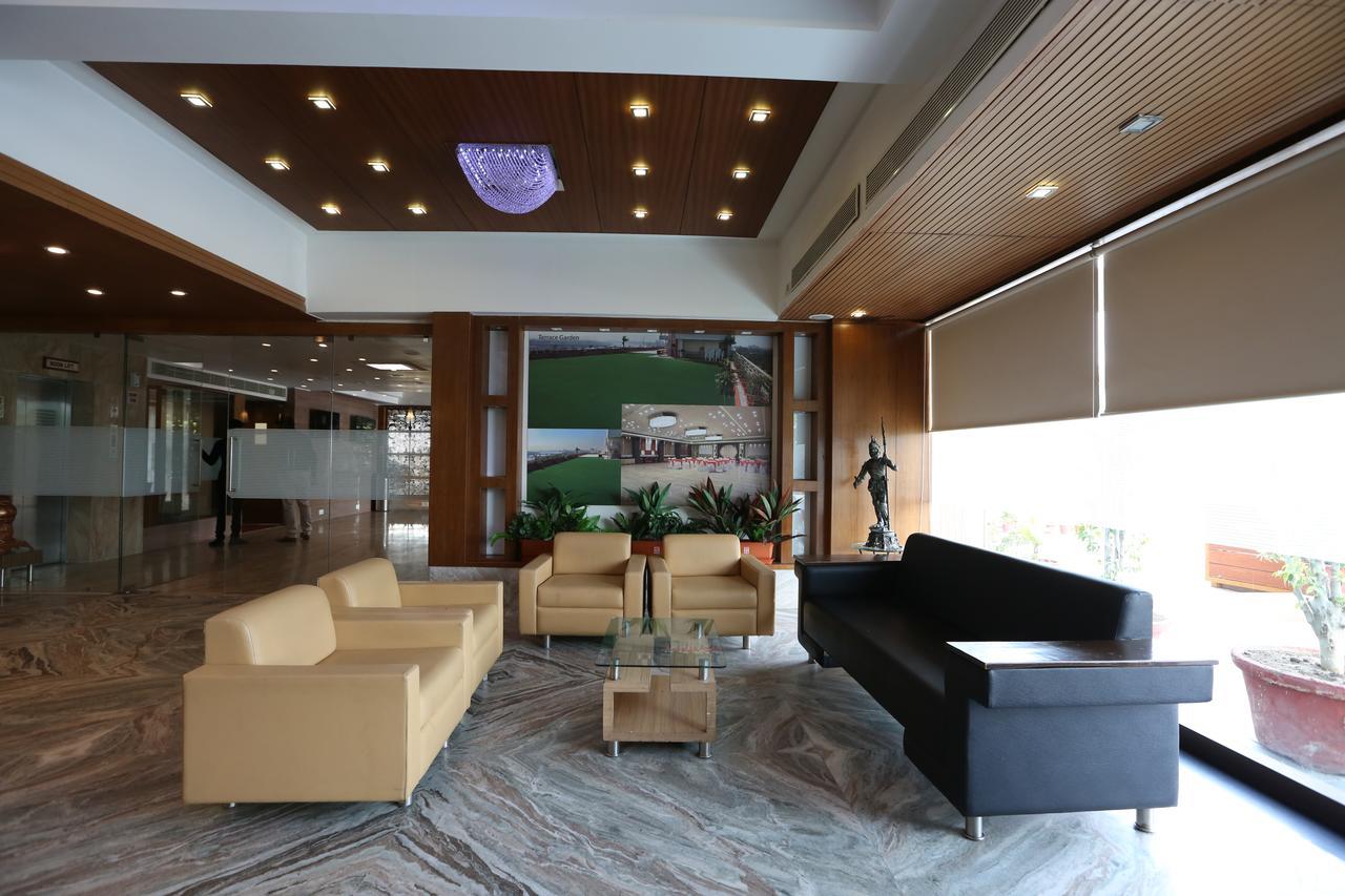 Silvercloud And Banquets Hotel