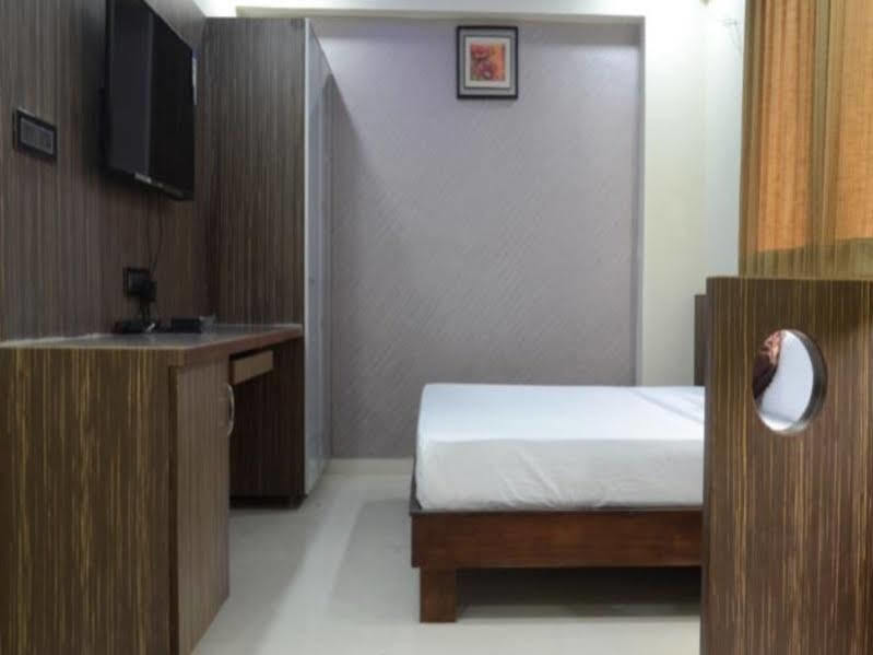 Fabhotel Kohinoor Plaza 3*