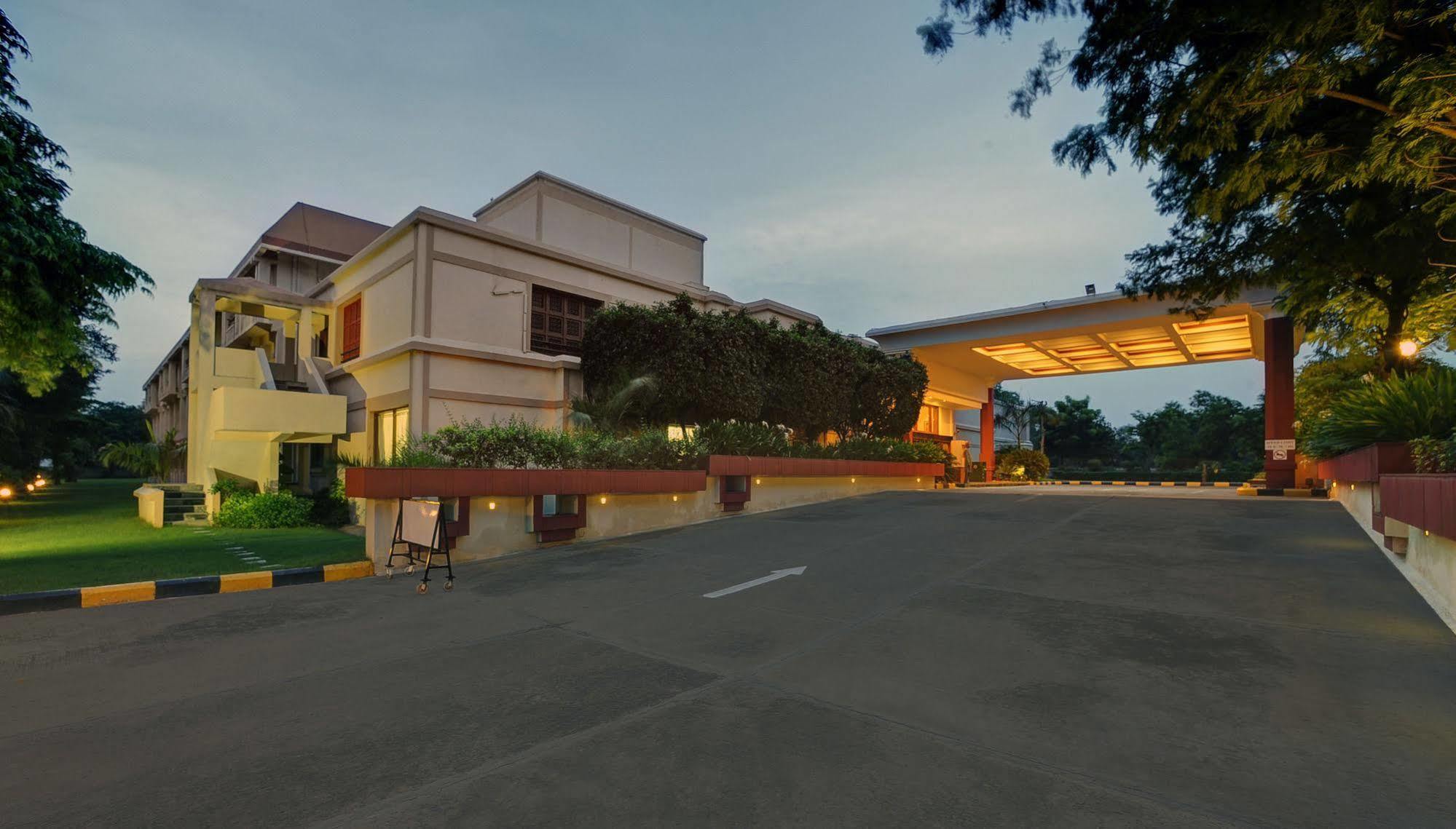 Hotel The Ummed Airport 5*