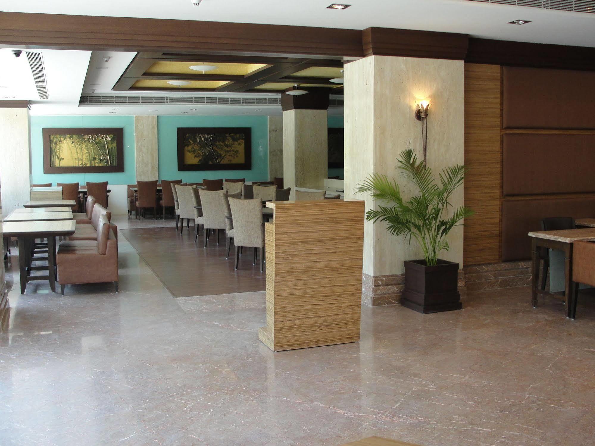 Hotel The Cambay Grand