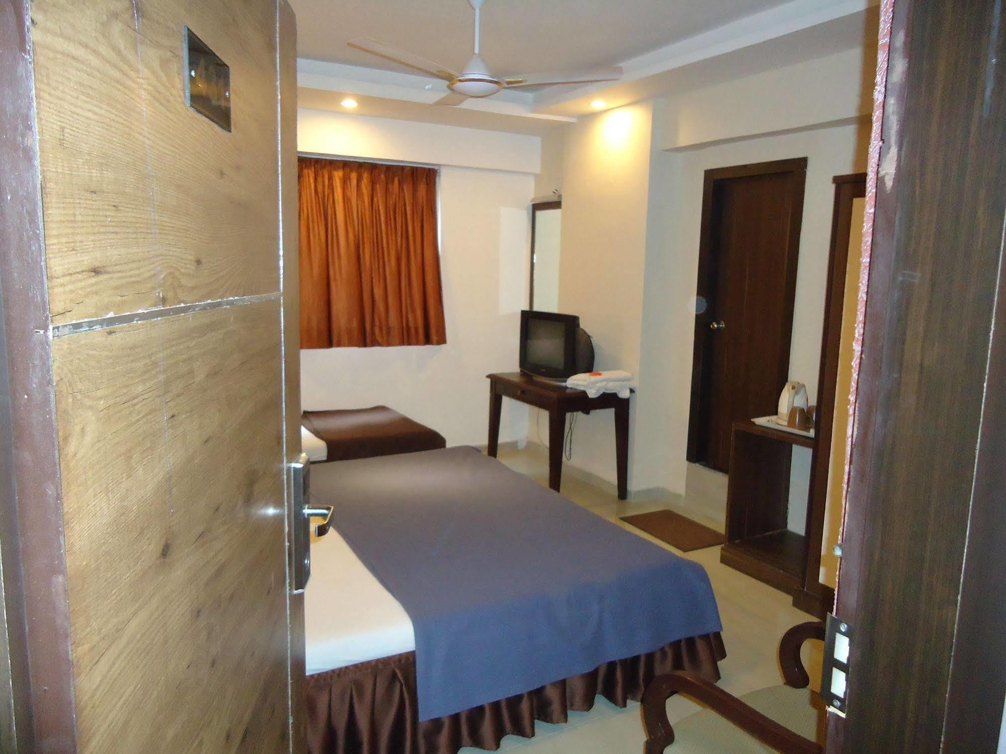 Hotel Maan Residency Satellite Road 3*