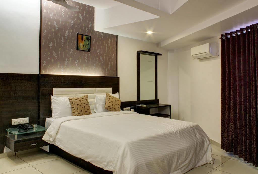 Salute Hotel Ahmedabad