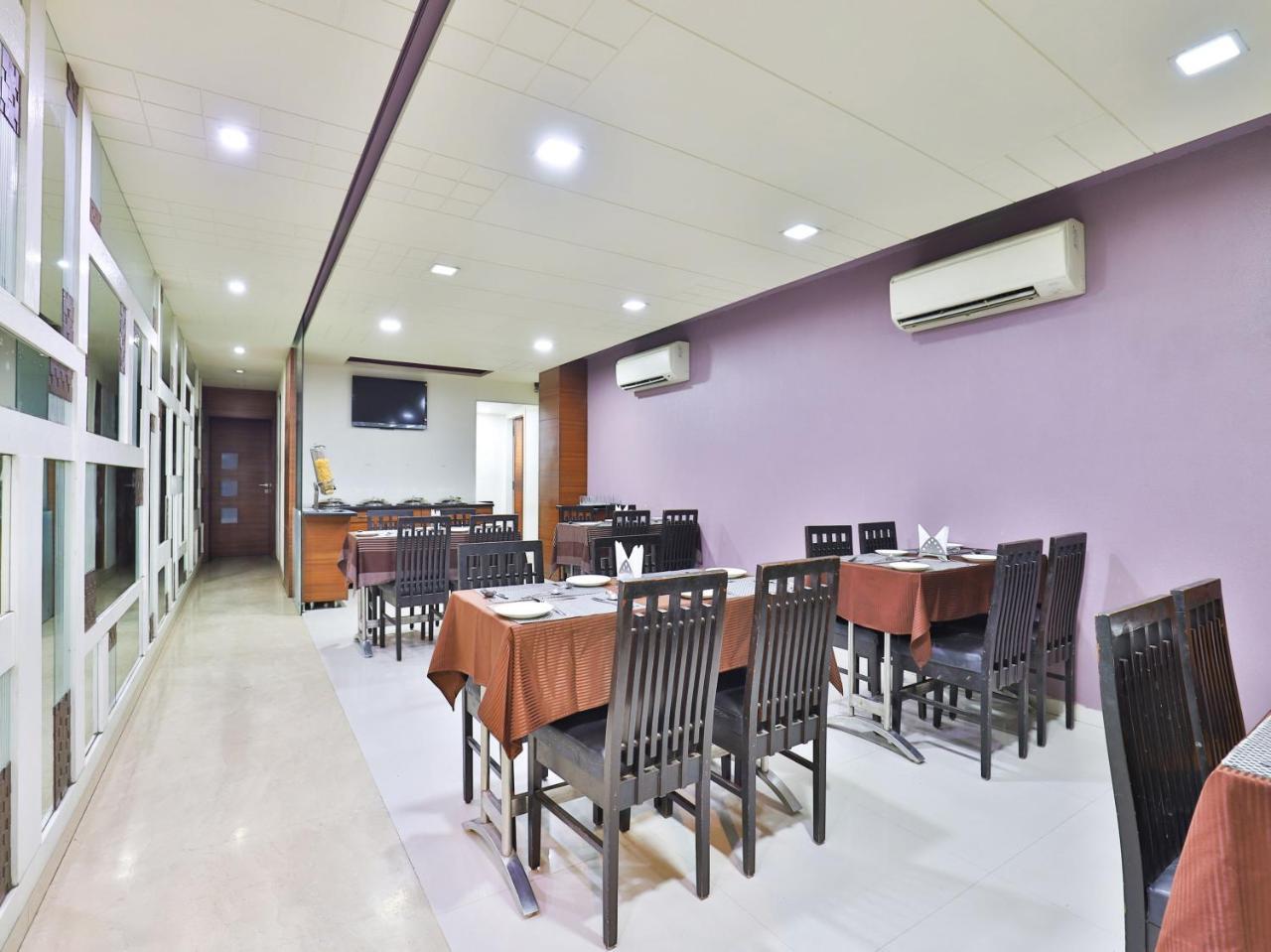 Hotel Capital O 15537 Dev Corporate Ahmedabad