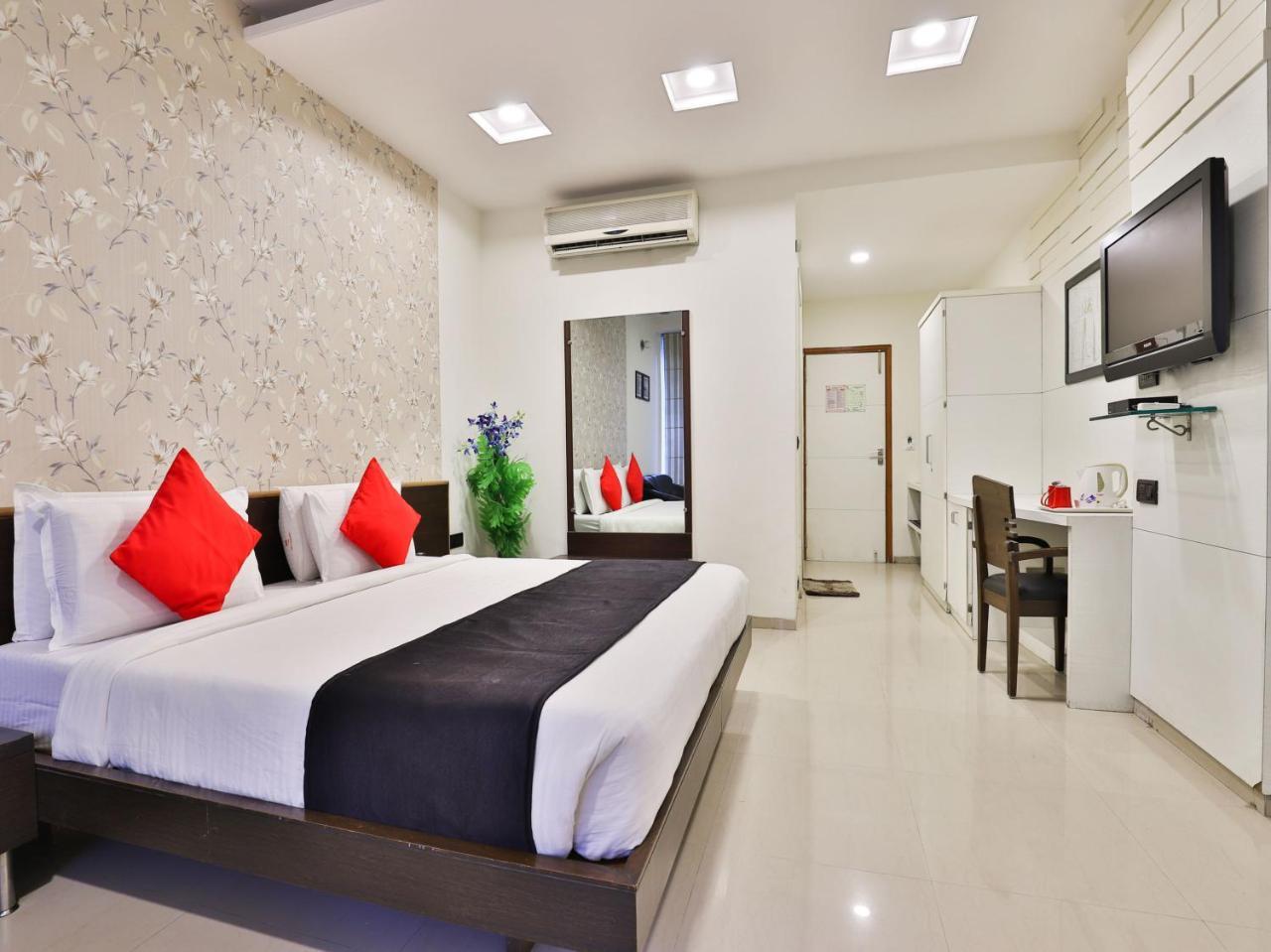 Capital O 15537 Dev Corporate Ahmedabad