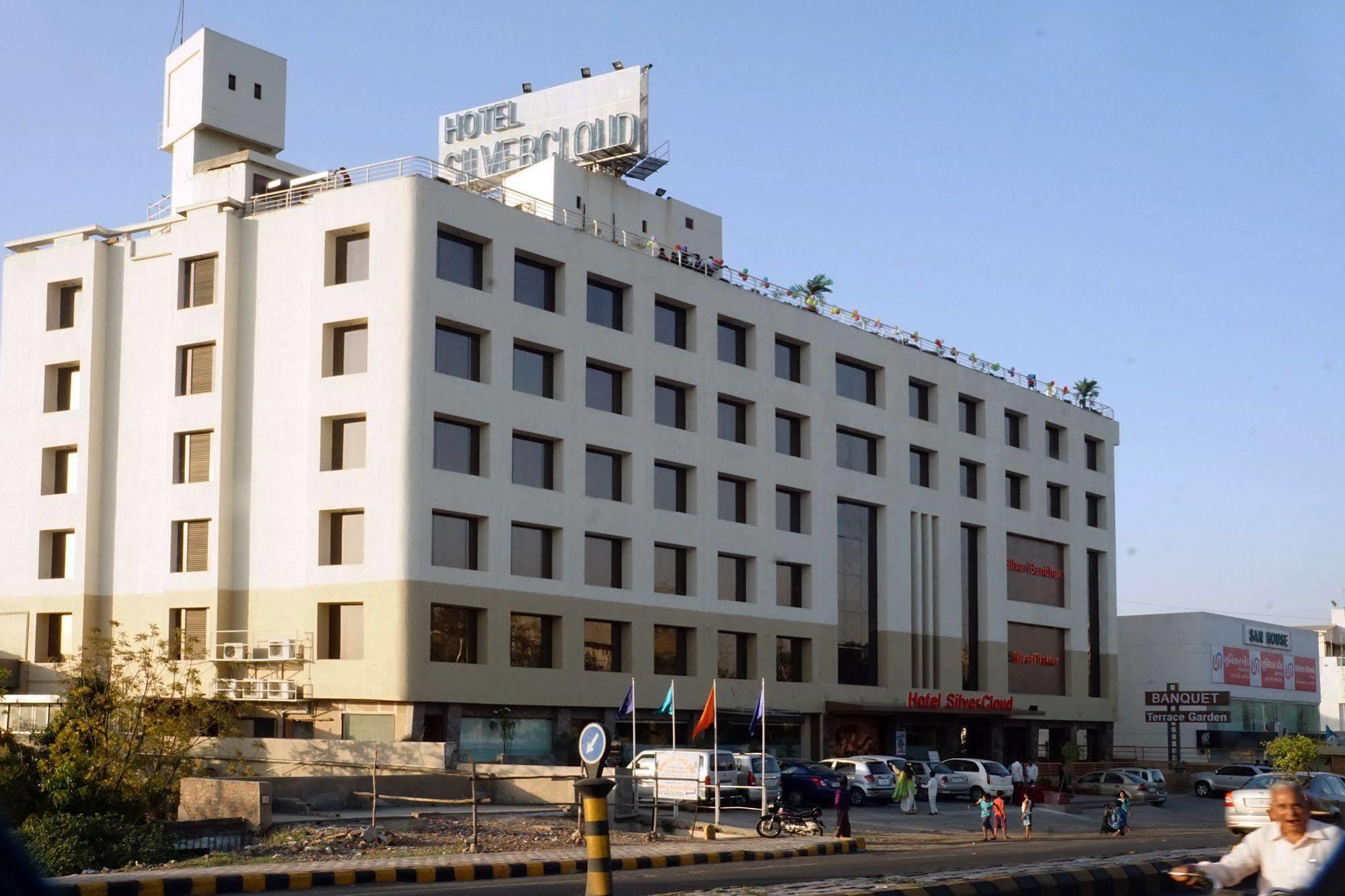 Hotel Silvercloud And Banquets 4*