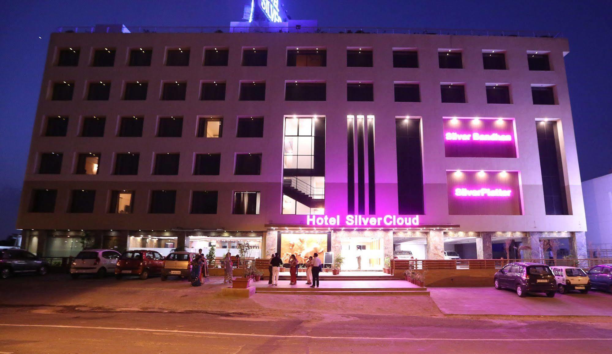 Hotel Silvercloud And Banquets