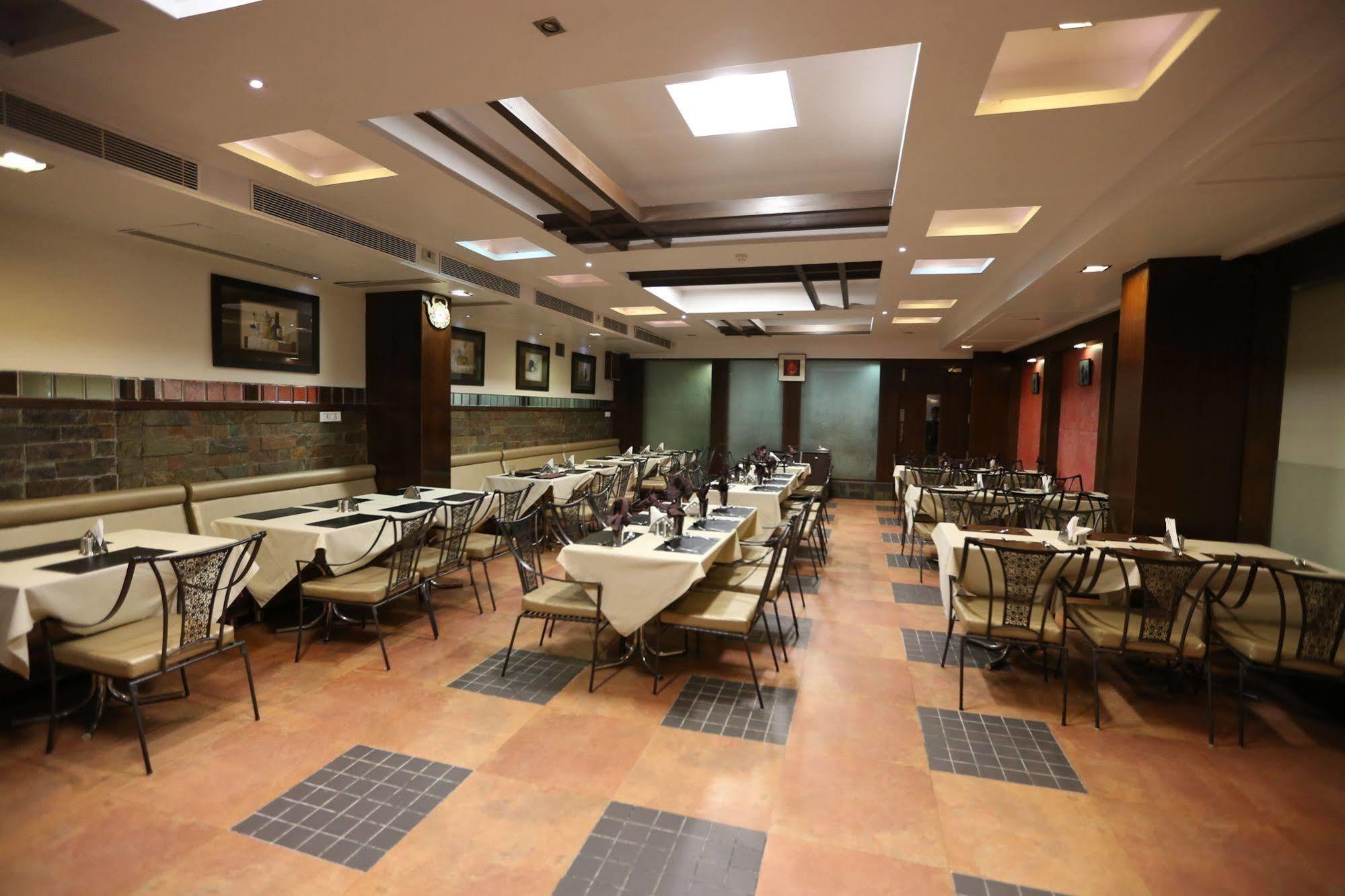 Hotel Silvercloud And Banquets
