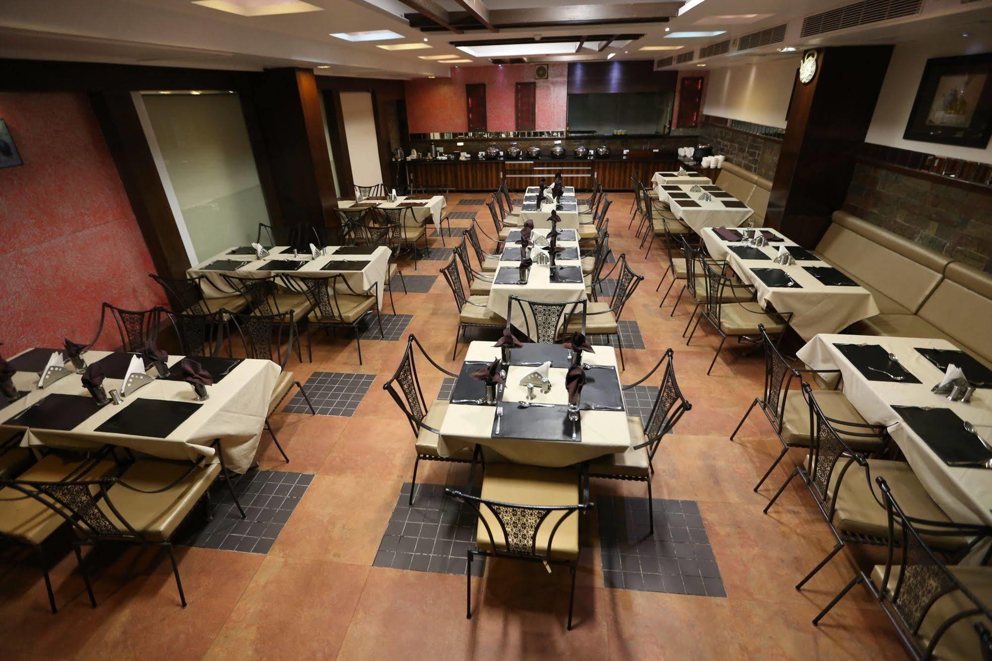 Hotel Silvercloud And Banquets