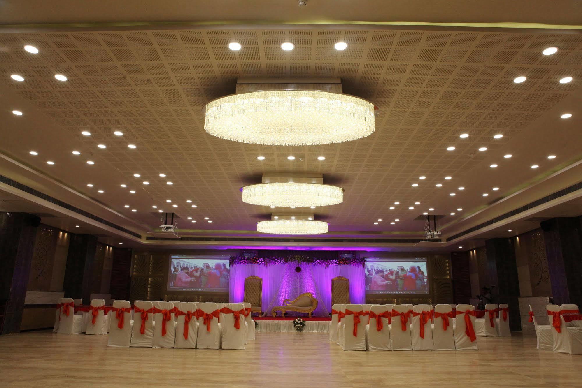 Silvercloud And Banquets Hotel 4*