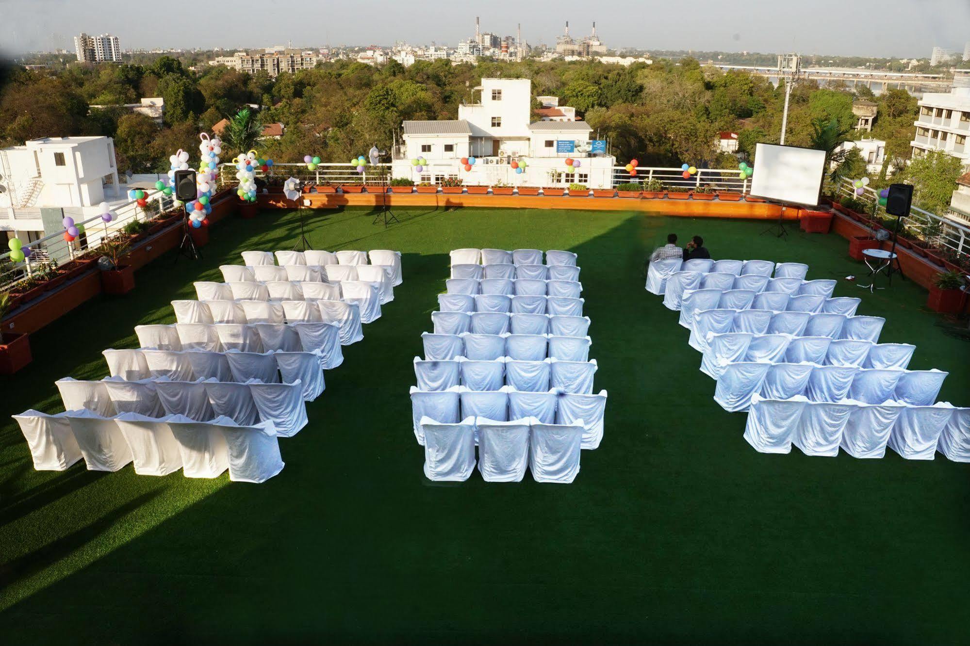 Silvercloud And Banquets Hotel 4*