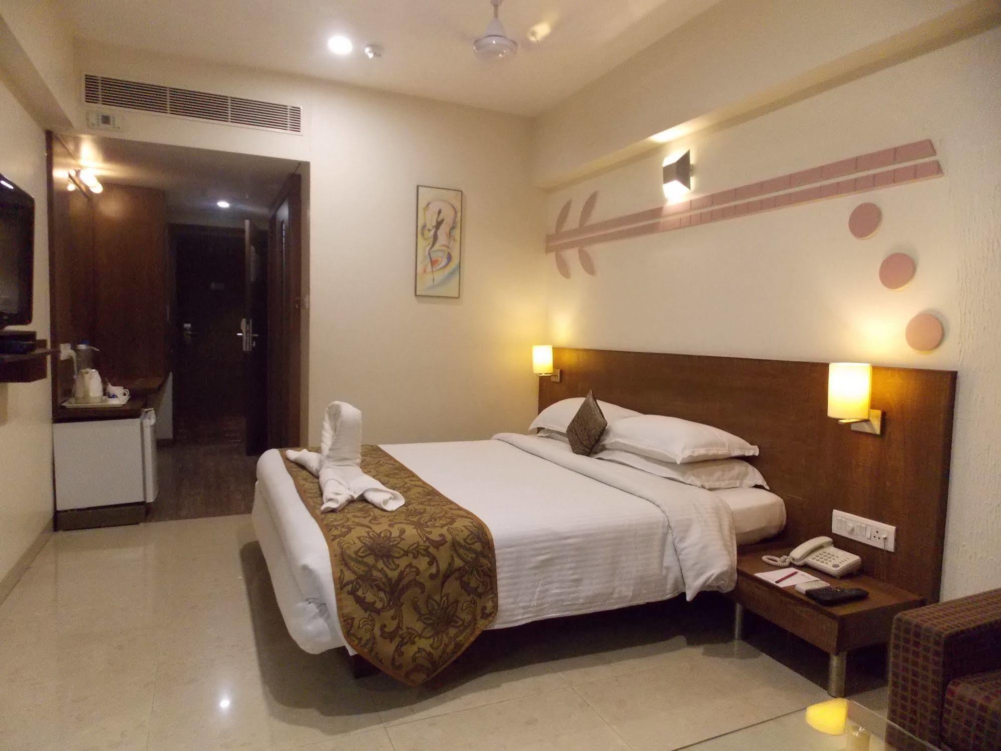 Hotel Silvercloud And Banquets 4*