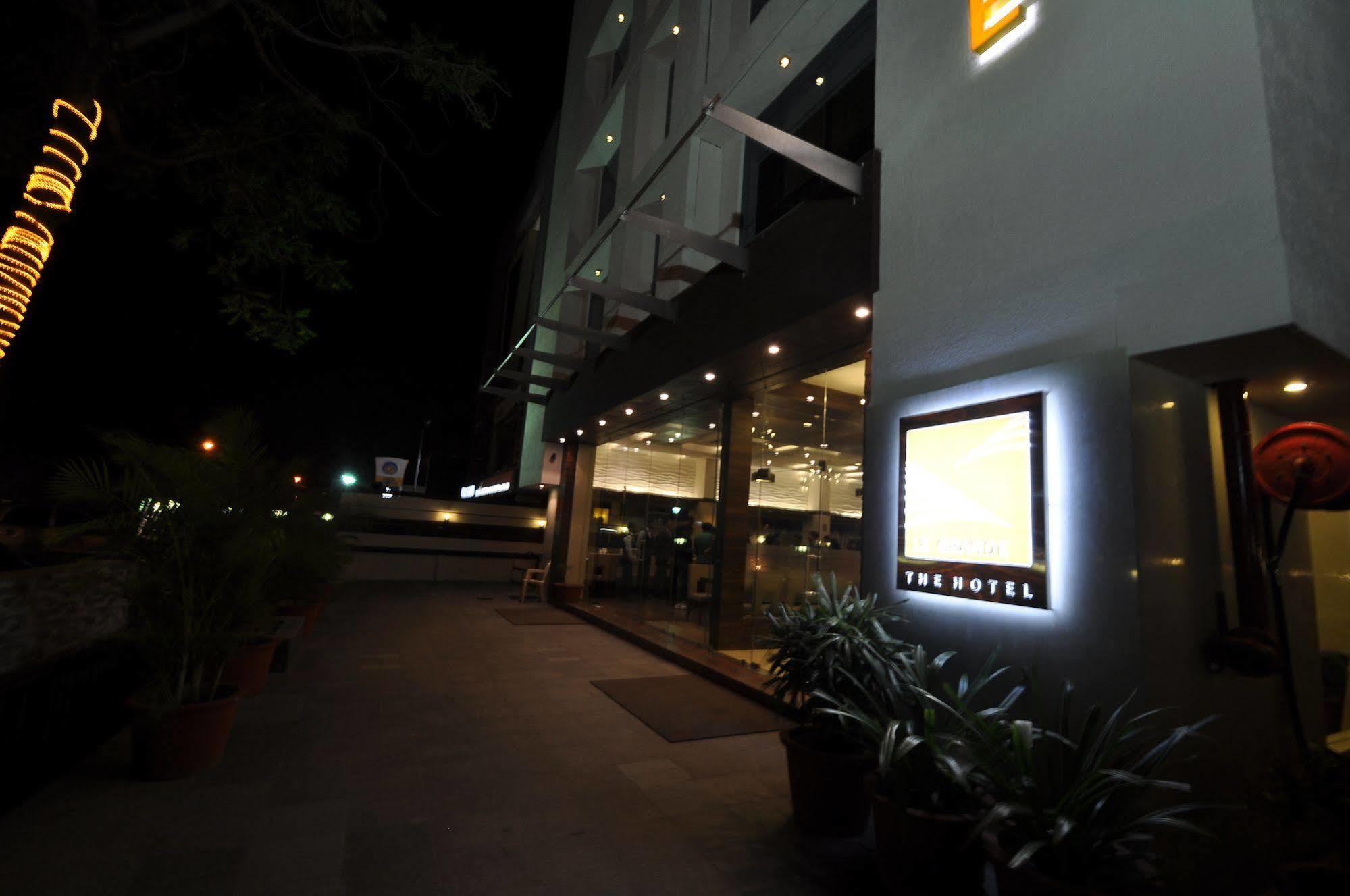 Le Grande Residency -unmarried Couples Are Not Allowed Hotel