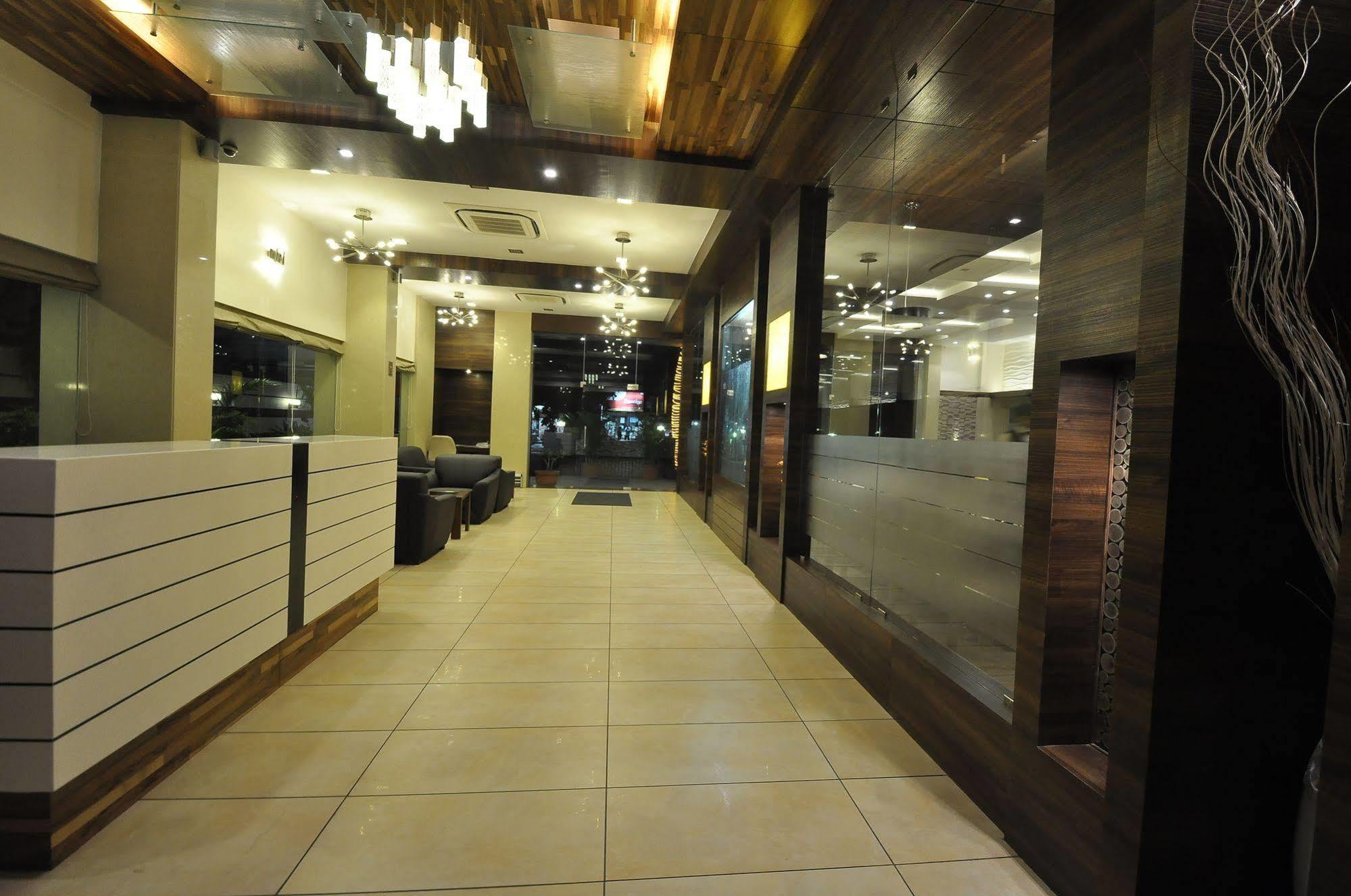 Le Grande Residency -unmarried Couples Are Not Allowed Hotel Ahmedabad