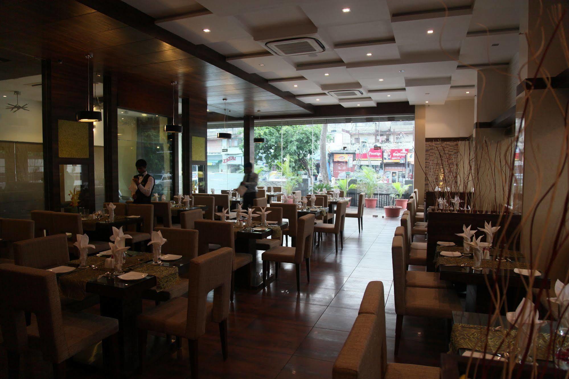 Le Grande Residency -unmarried Couples Are Not Allowed Hotel