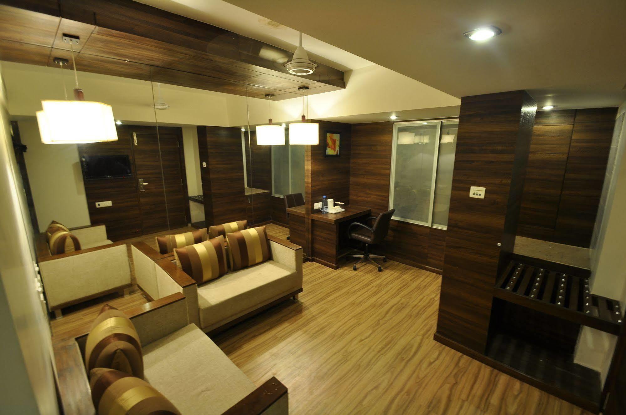 Hotel Le Grande Residency -unmarried Couples Are Not Allowed