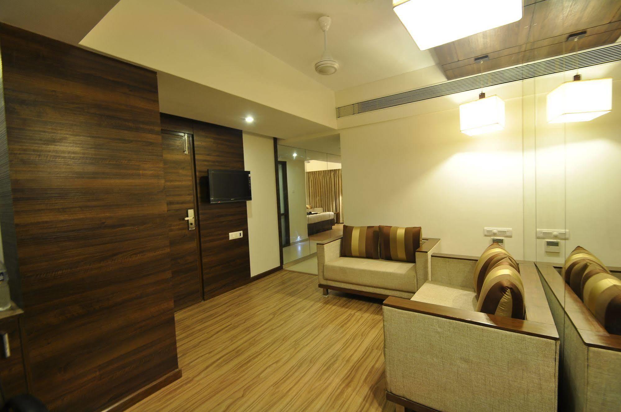 Le Grande Residency -unmarried Couples Are Not Allowed 3*