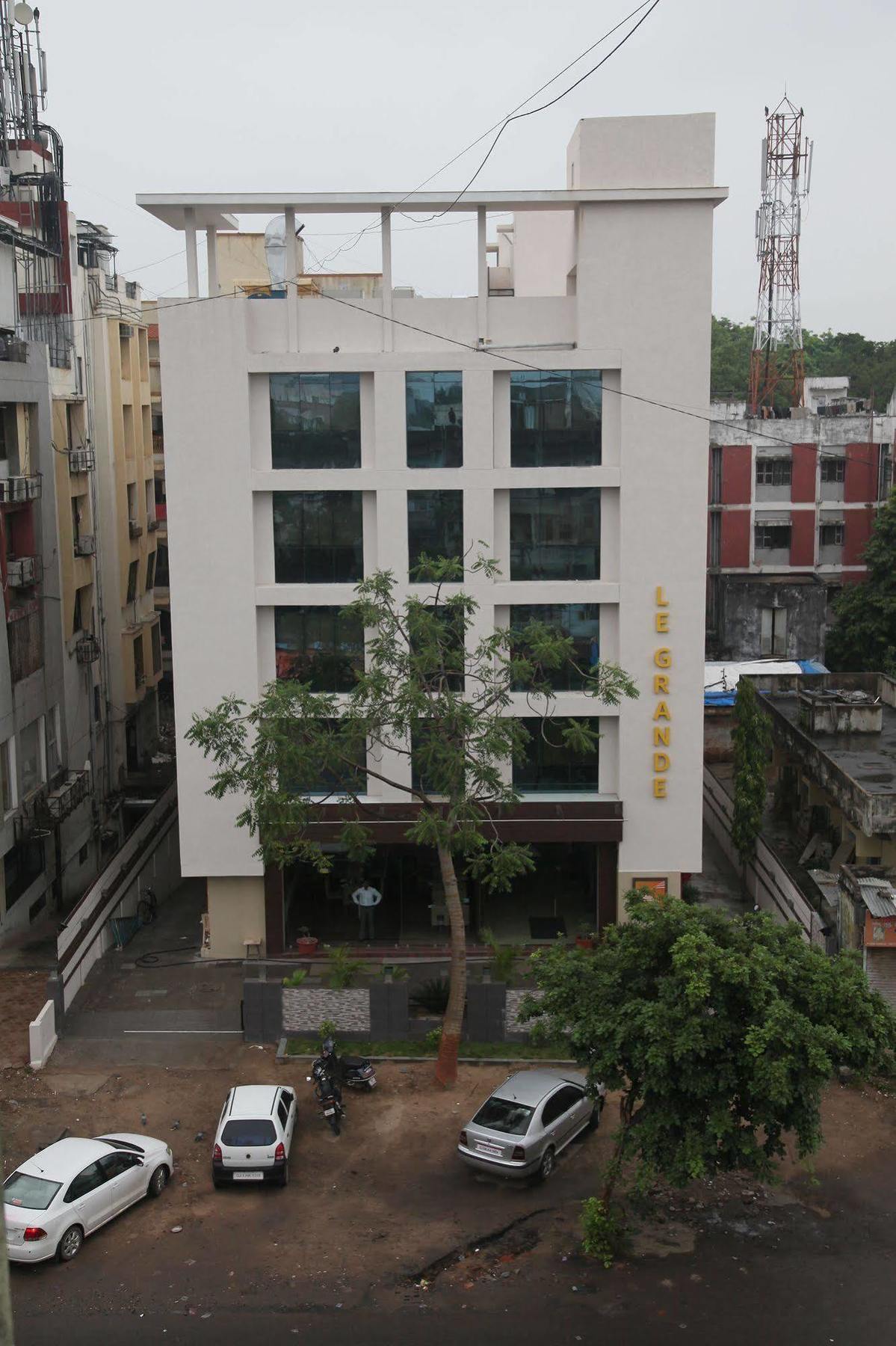 Le Grande Residency -unmarried Couples Are Not Allowed 3*