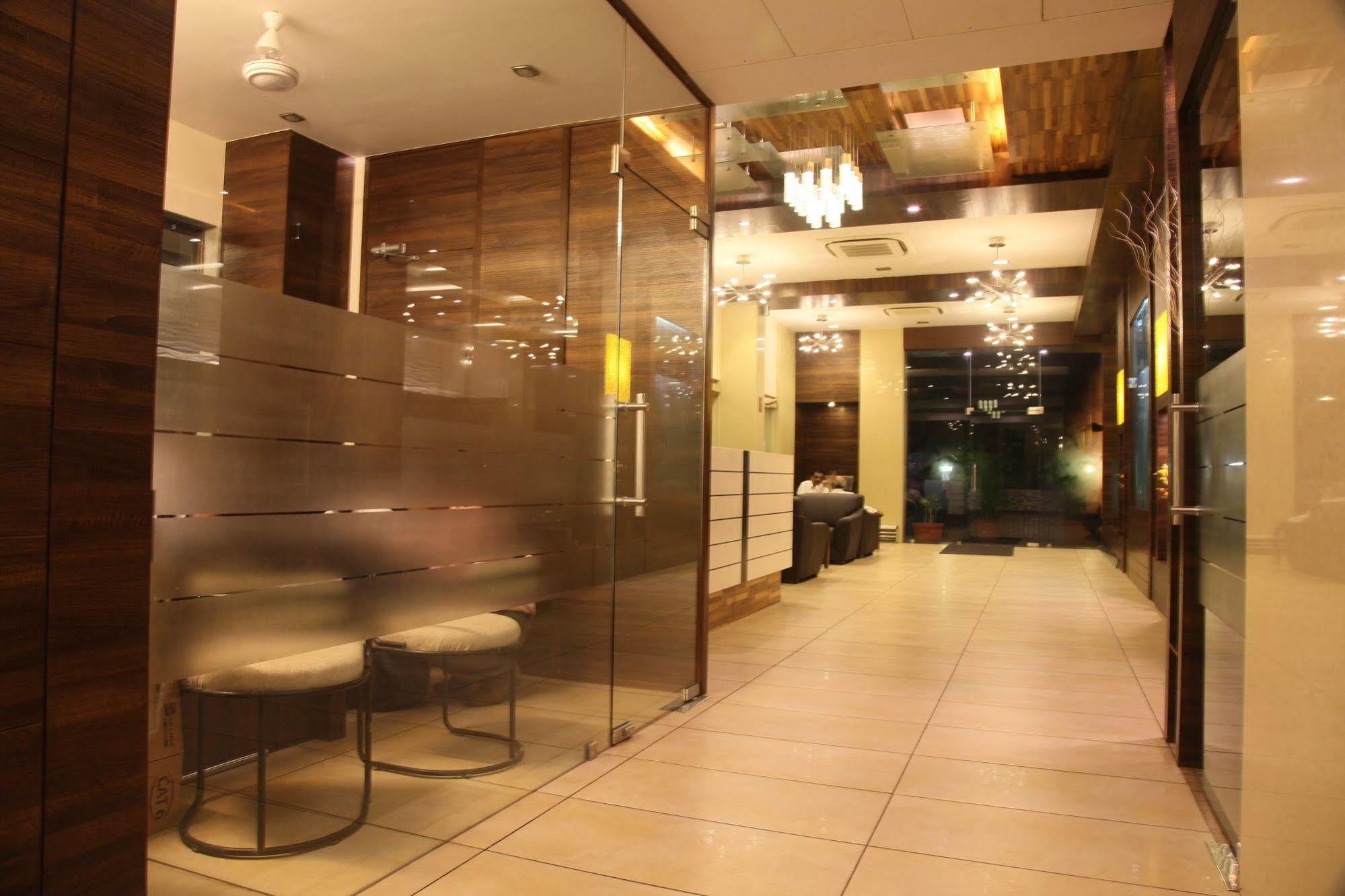 Le Grande Residency -unmarried Couples Are Not Allowed Hotel Ahmedabad