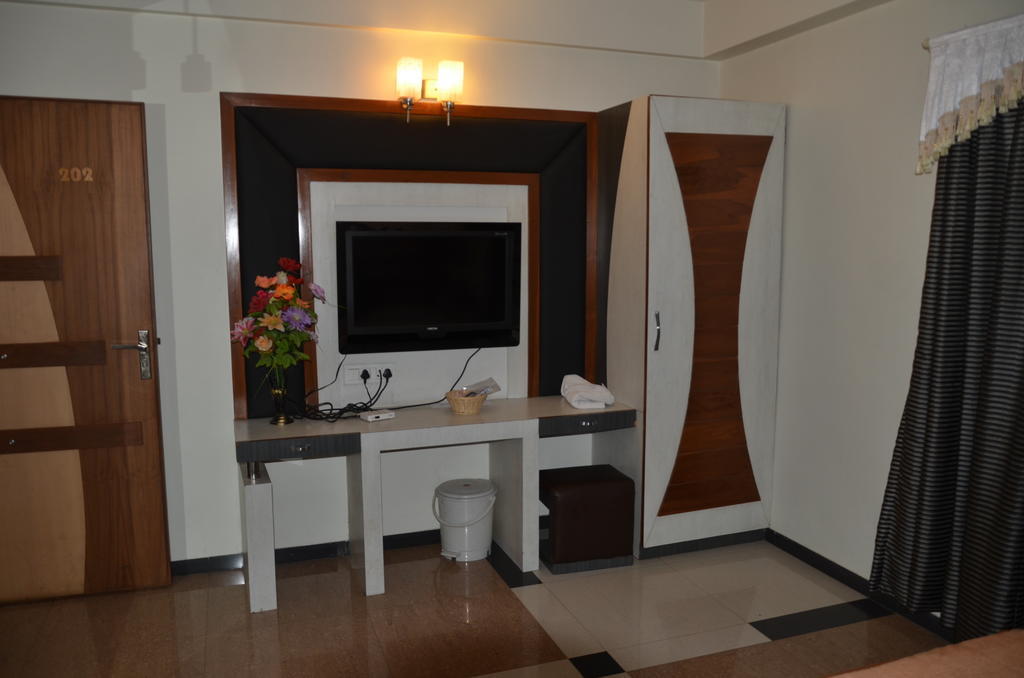 Capital O 978 Marshall The 2* Ahmedabad