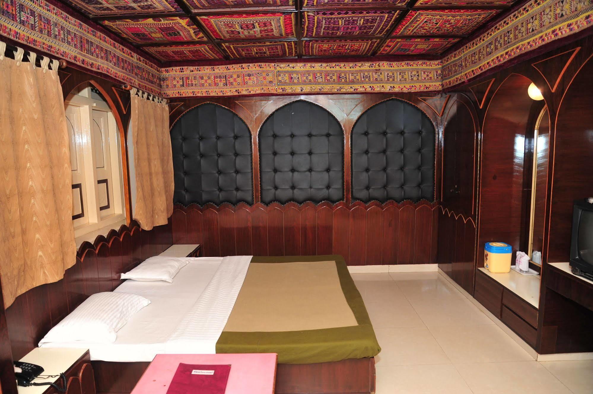 Siddhartha Palace Hotel 3*
