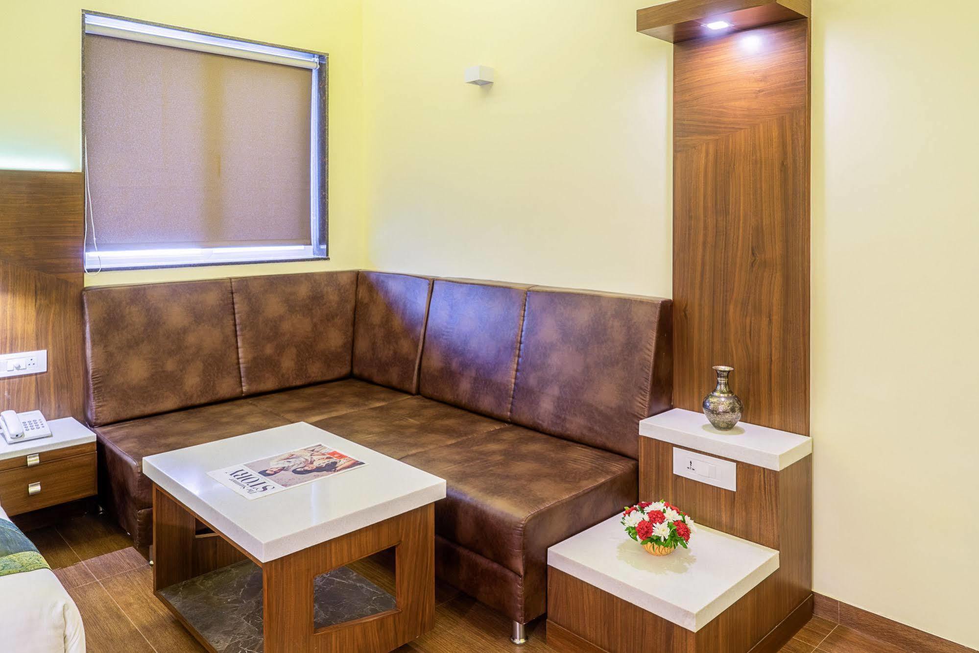 Hotel Treebo Ambassador Ahmedabad