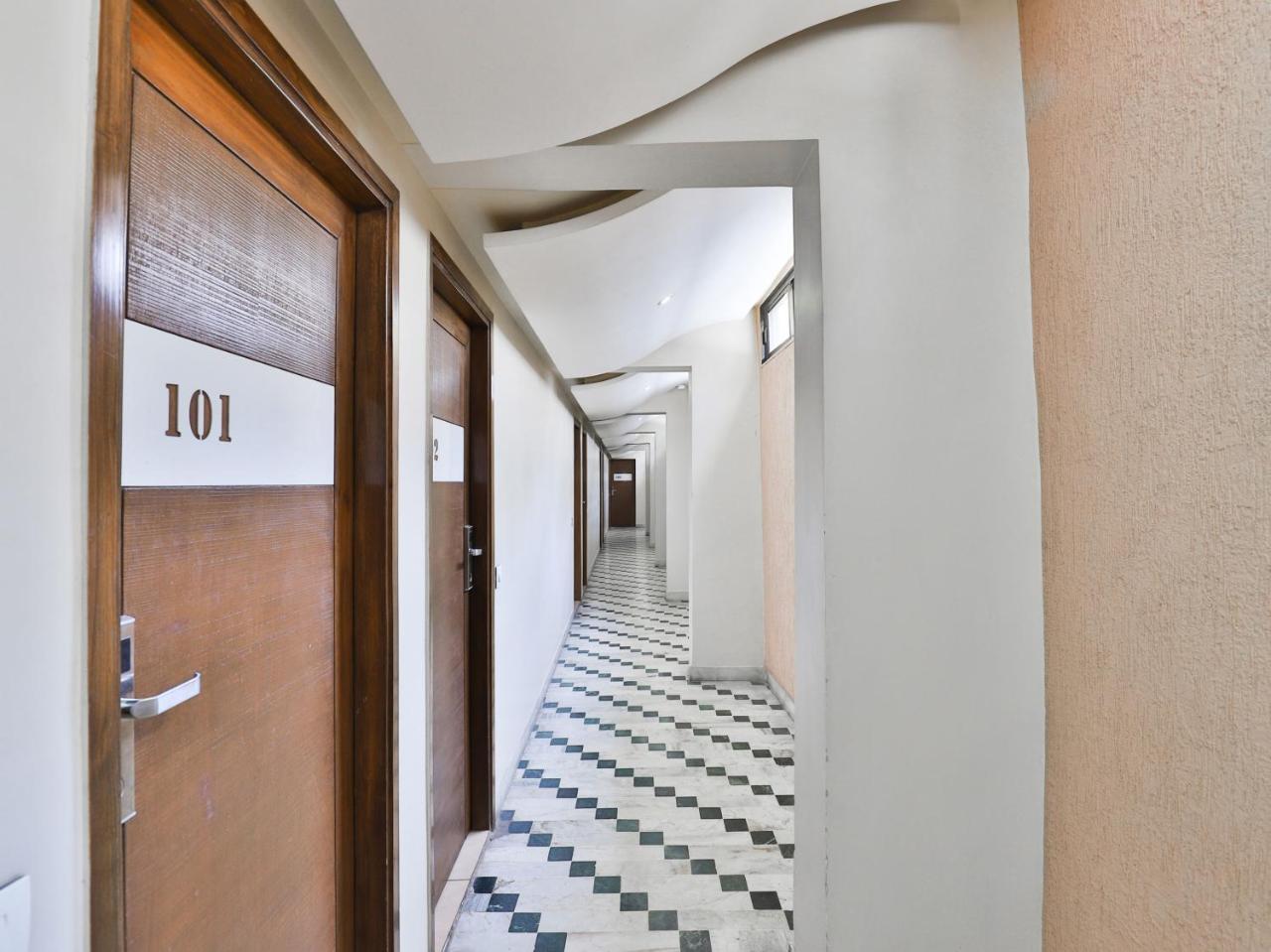 Oyo 959 Manila Hotel Ahmedabad