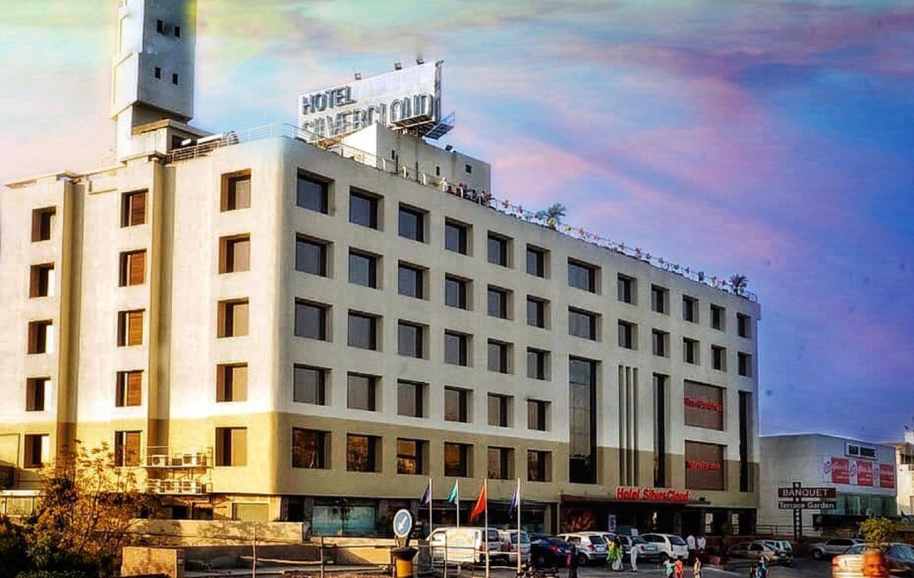 Silvercloud And Banquets Hotel