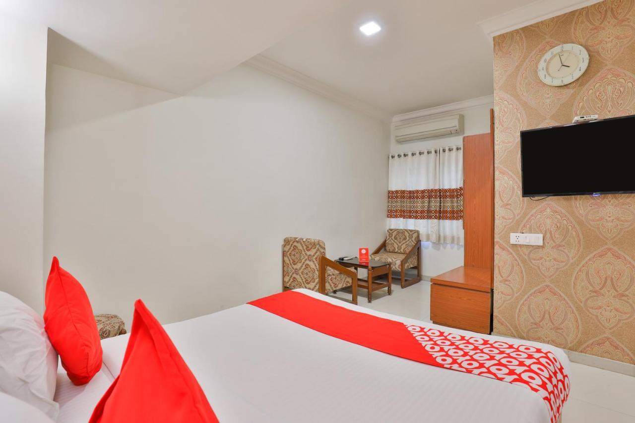 Hotel Oyo 2351 Golden Plaza 3*