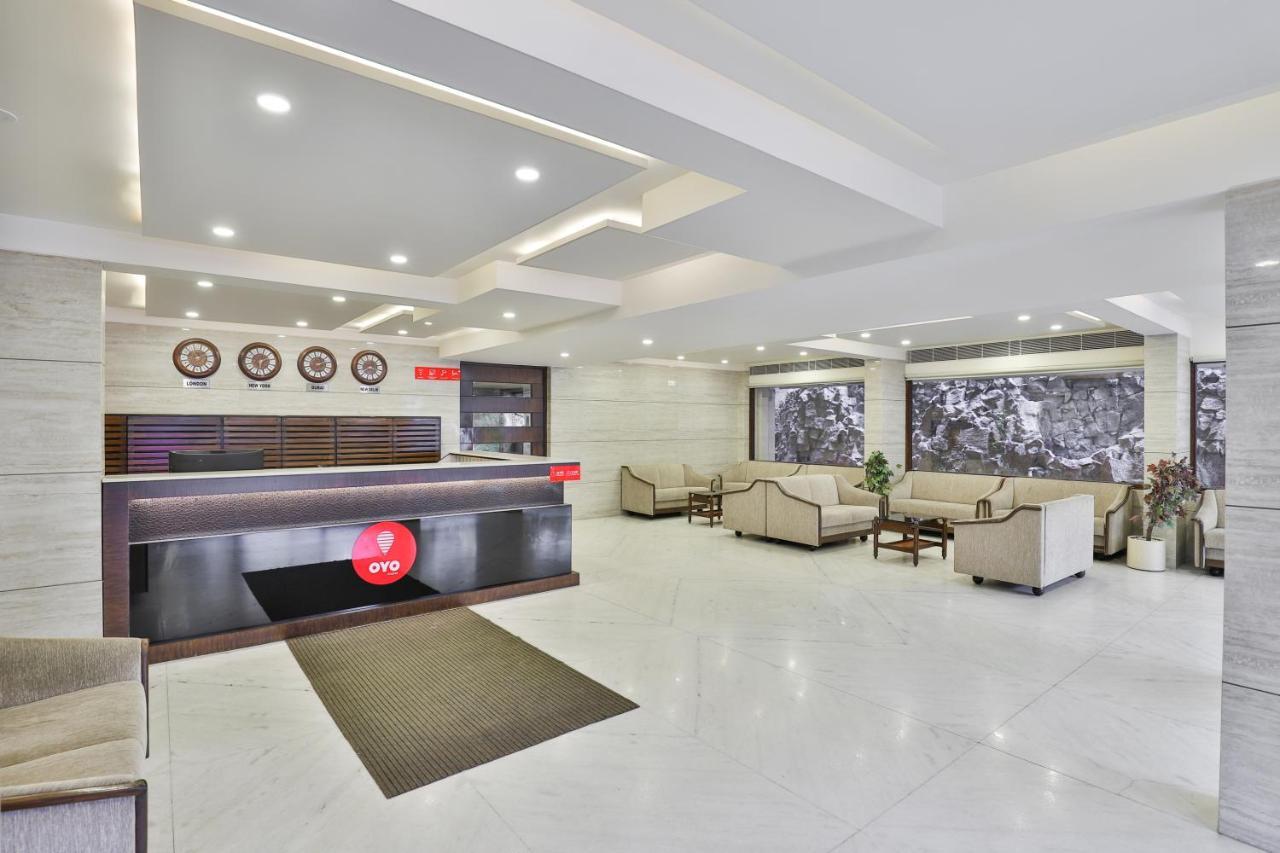 Oyo 2351 Golden Plaza