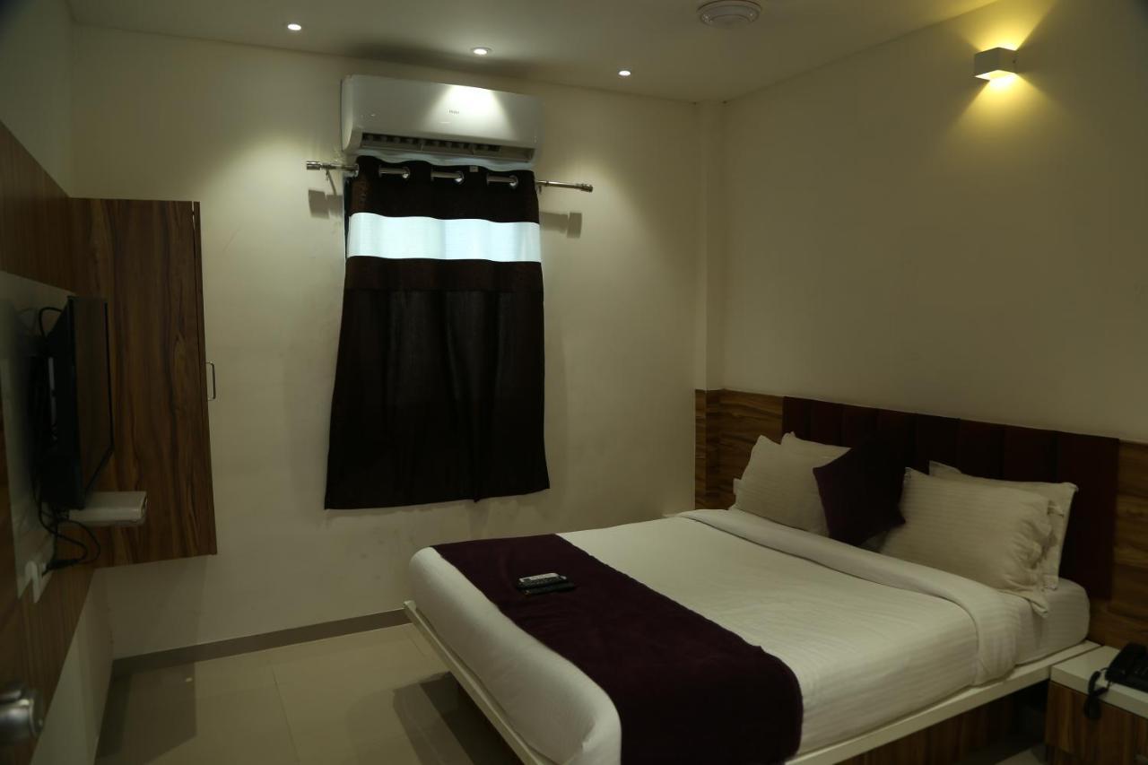 Shree Akshar Restaurant And Hotel 2*