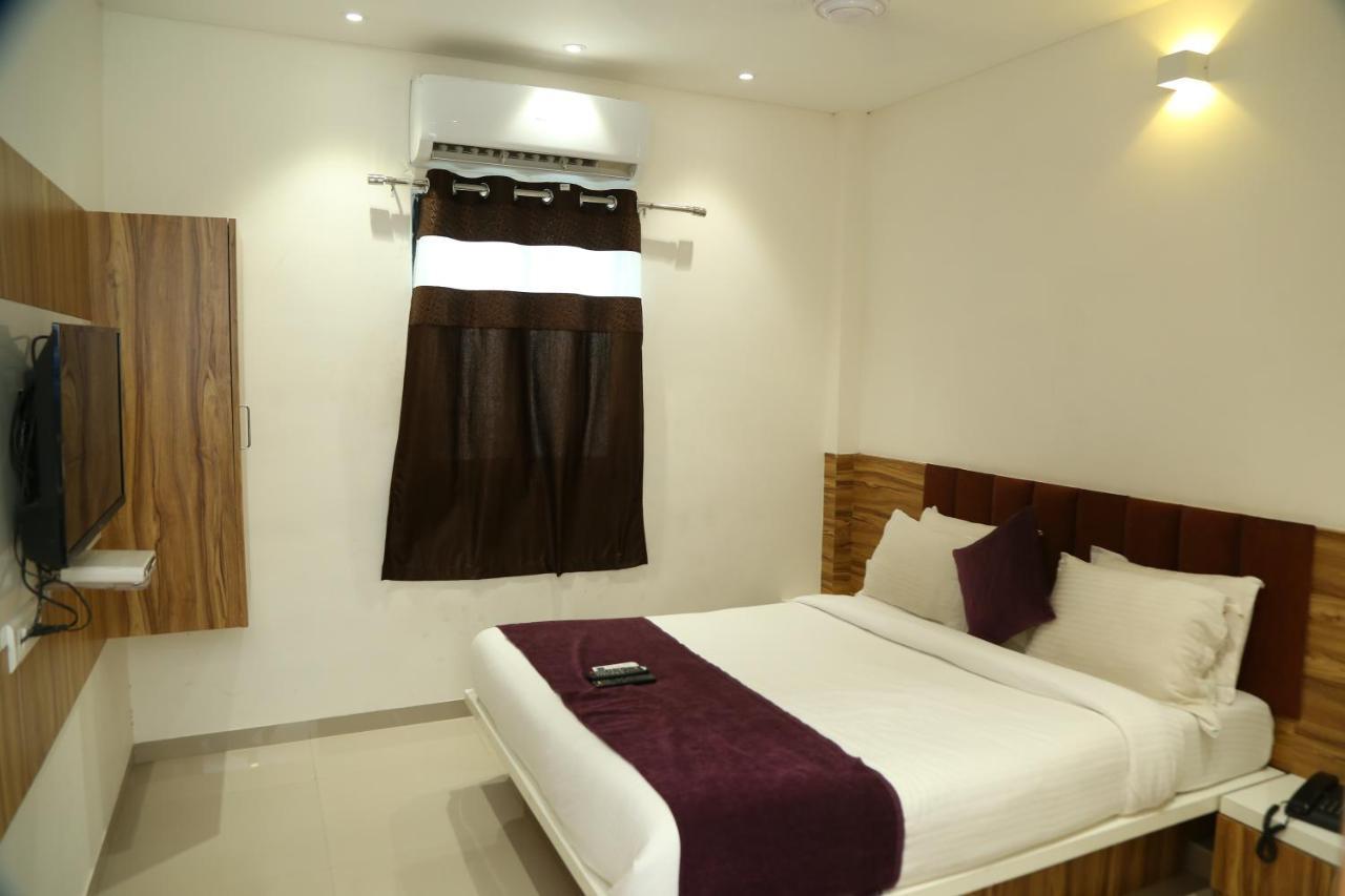 Shree Akshar Restaurant And 2*