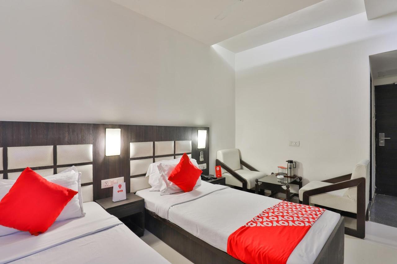 Oyo 2351 Golden Plaza Ahmedabad
