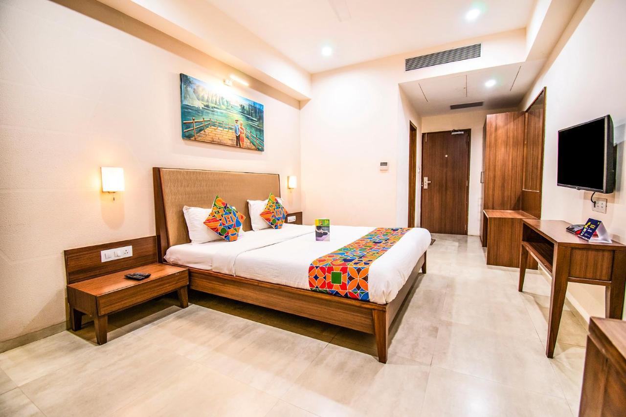 Fabhotel Flora Vastral 3*