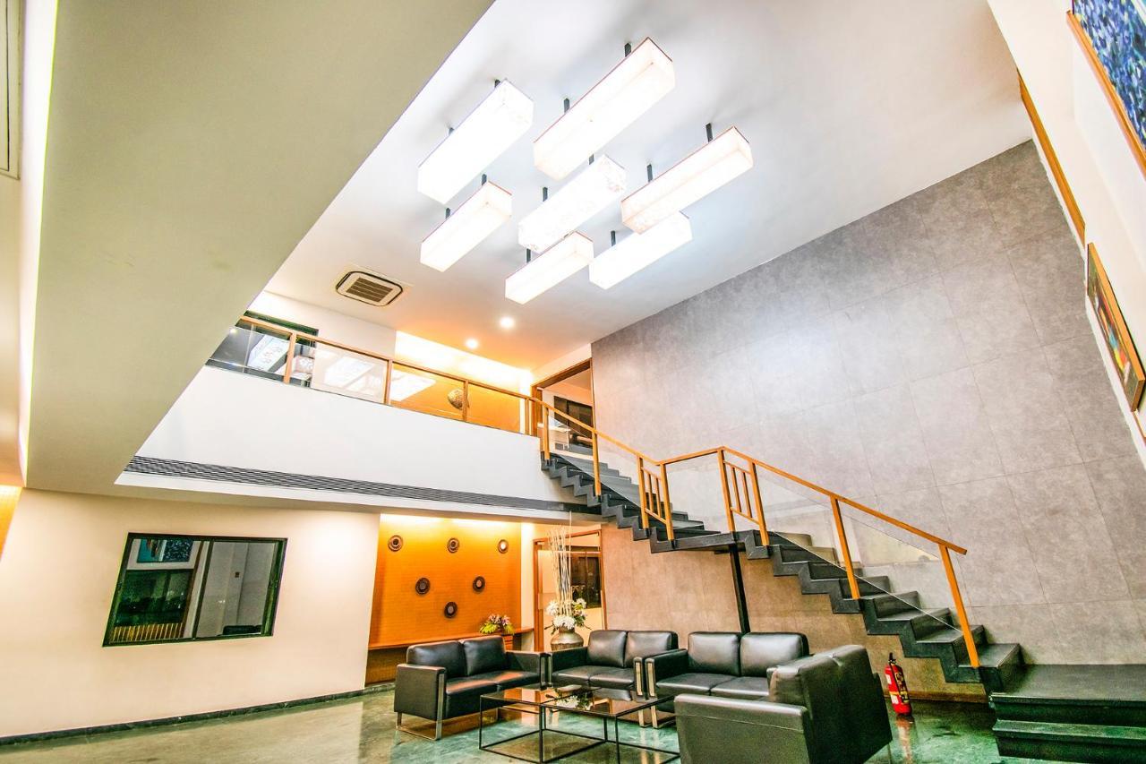 Fabhotel Flora Vastral 3*