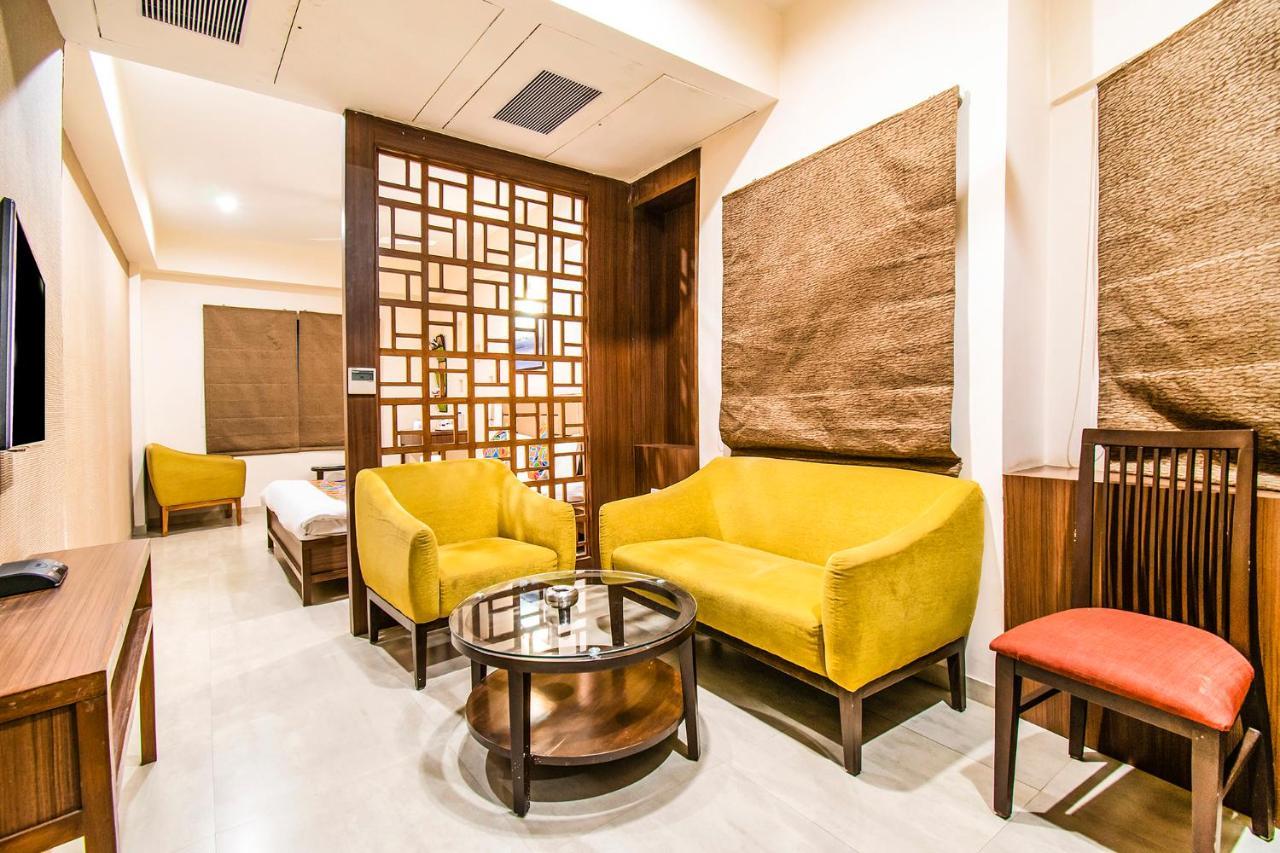 Fabhotel Flora Vastral 3*