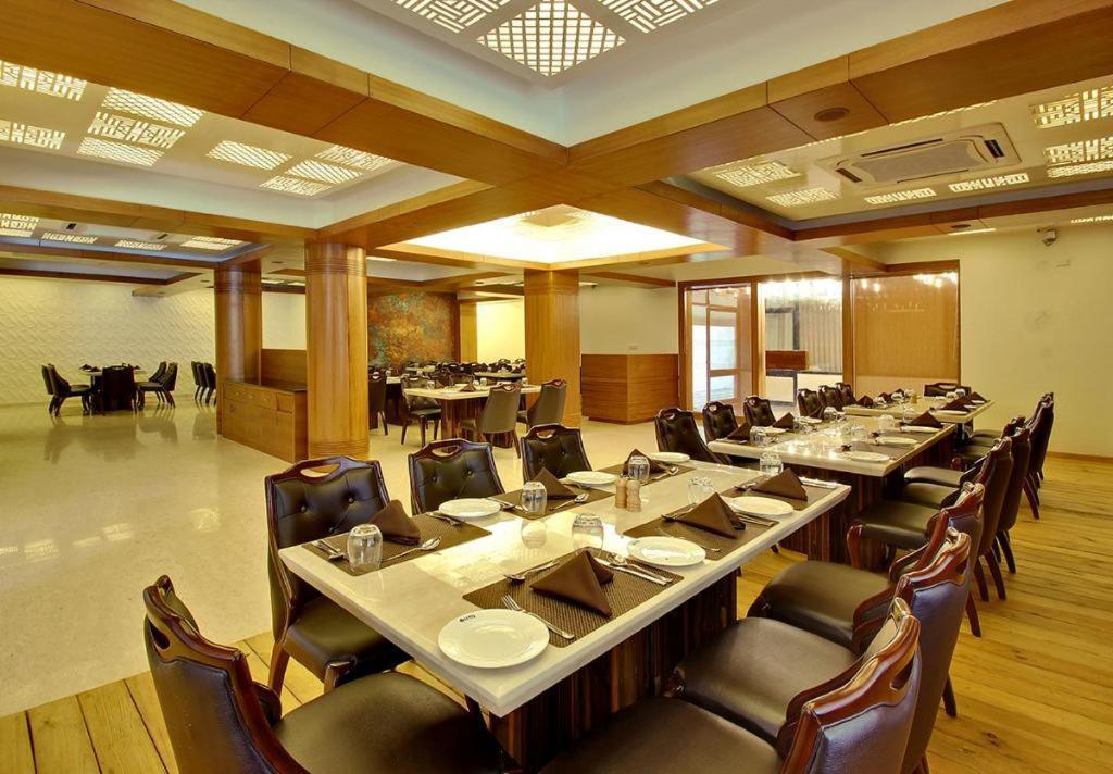 Aarya Grand & 4*