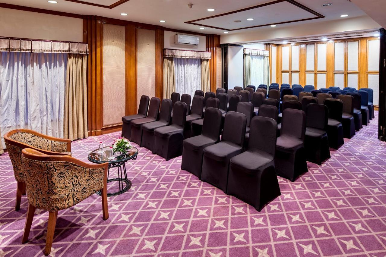 Hotel The Ummed Airport 5*