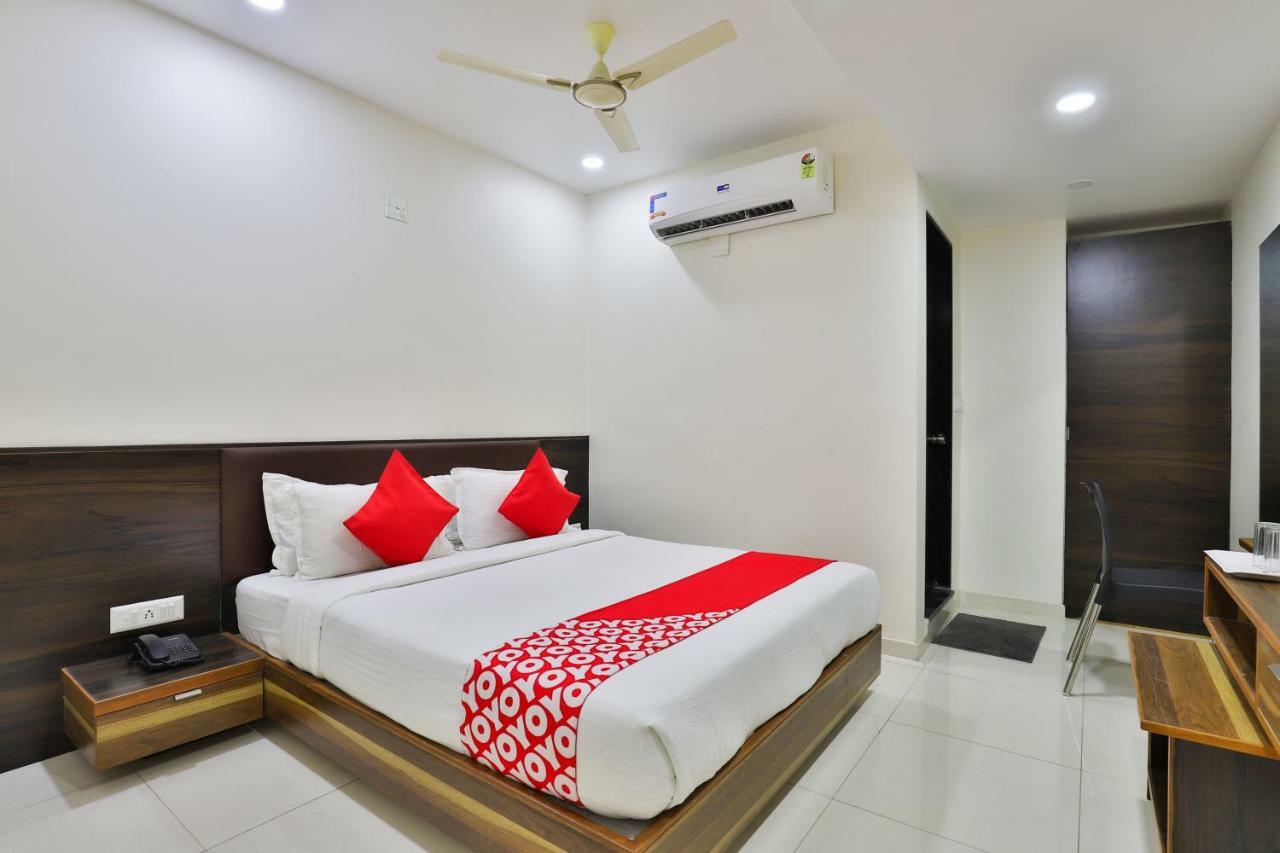 Hotel Oyo 25009 Crystal