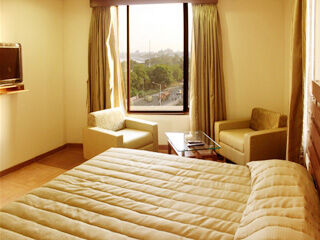 Silvercloud And Banquets Hotel