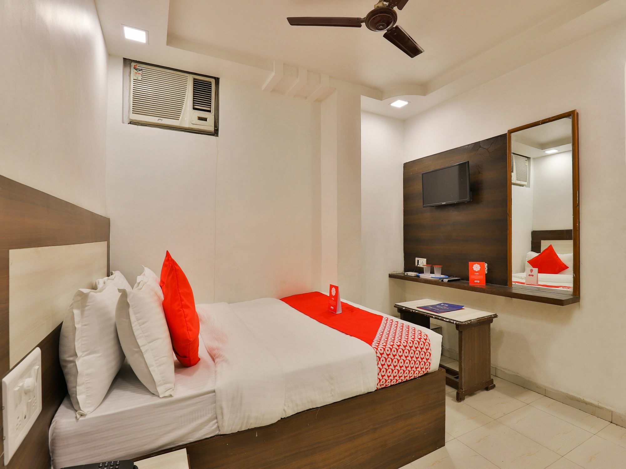 Oyo 13141 Aniket Hotel