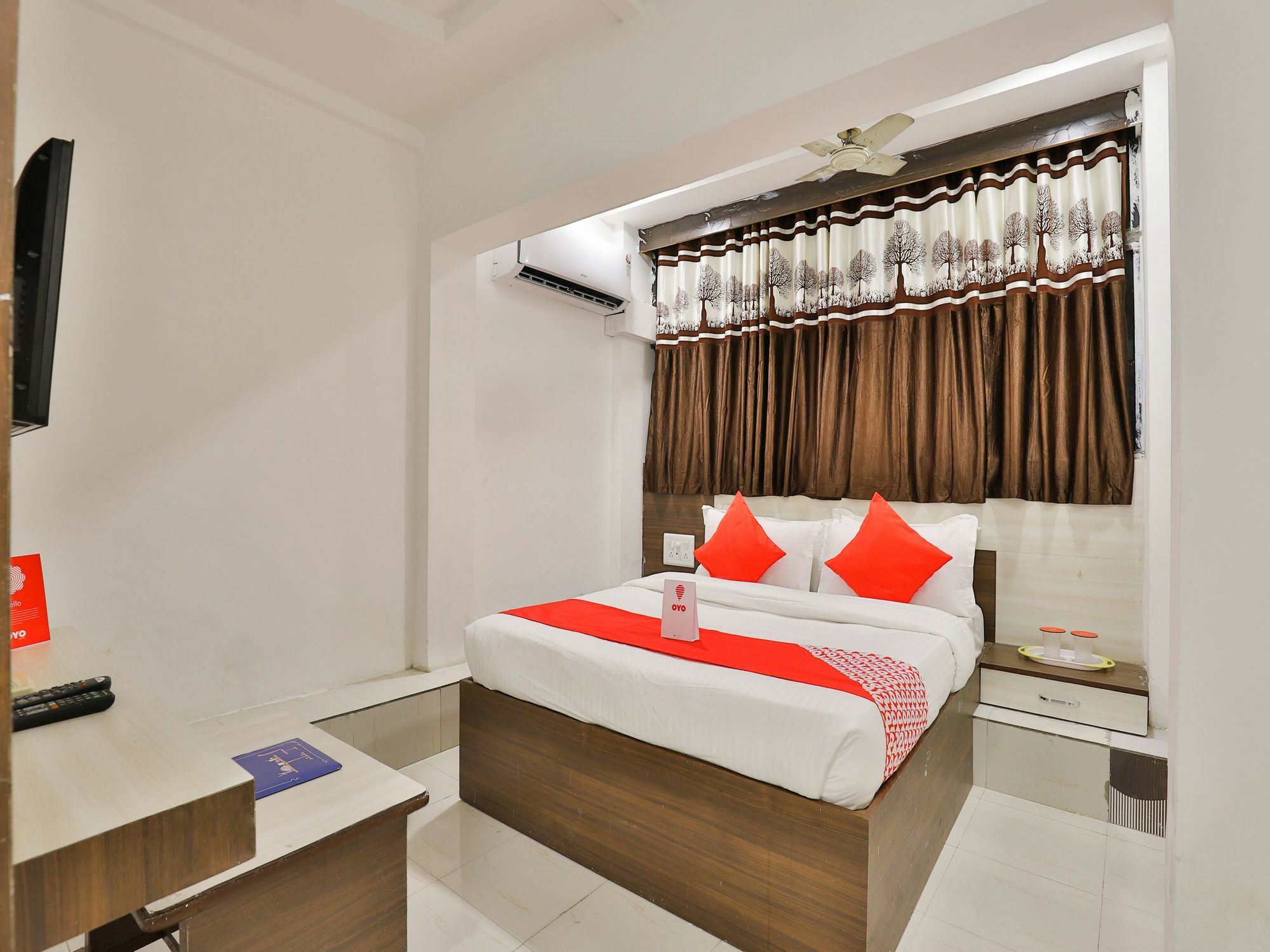 Oyo 13141 Aniket Hotel Ahmedabad