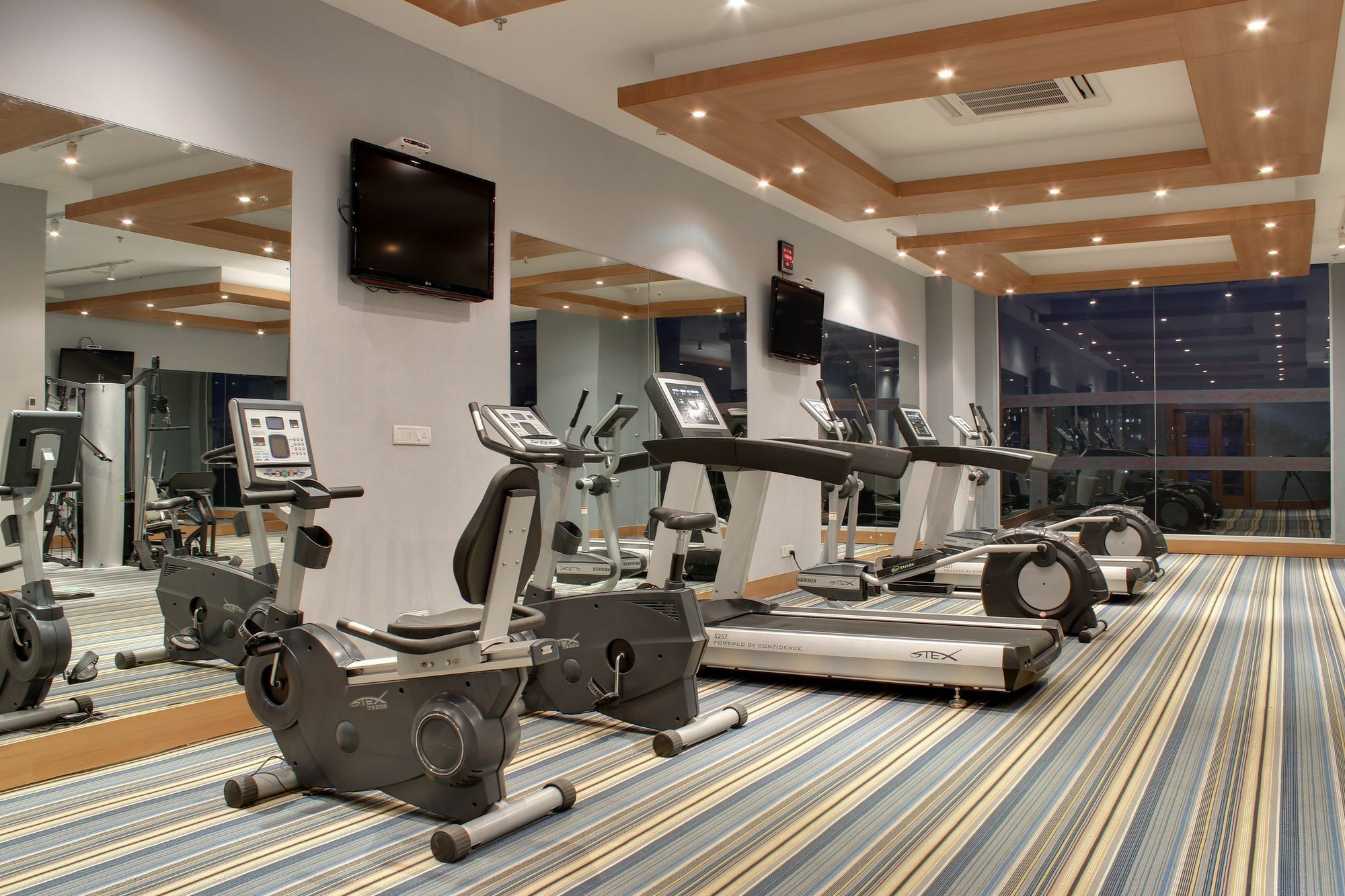 Hotel Vivanta Sg Highway 5*
