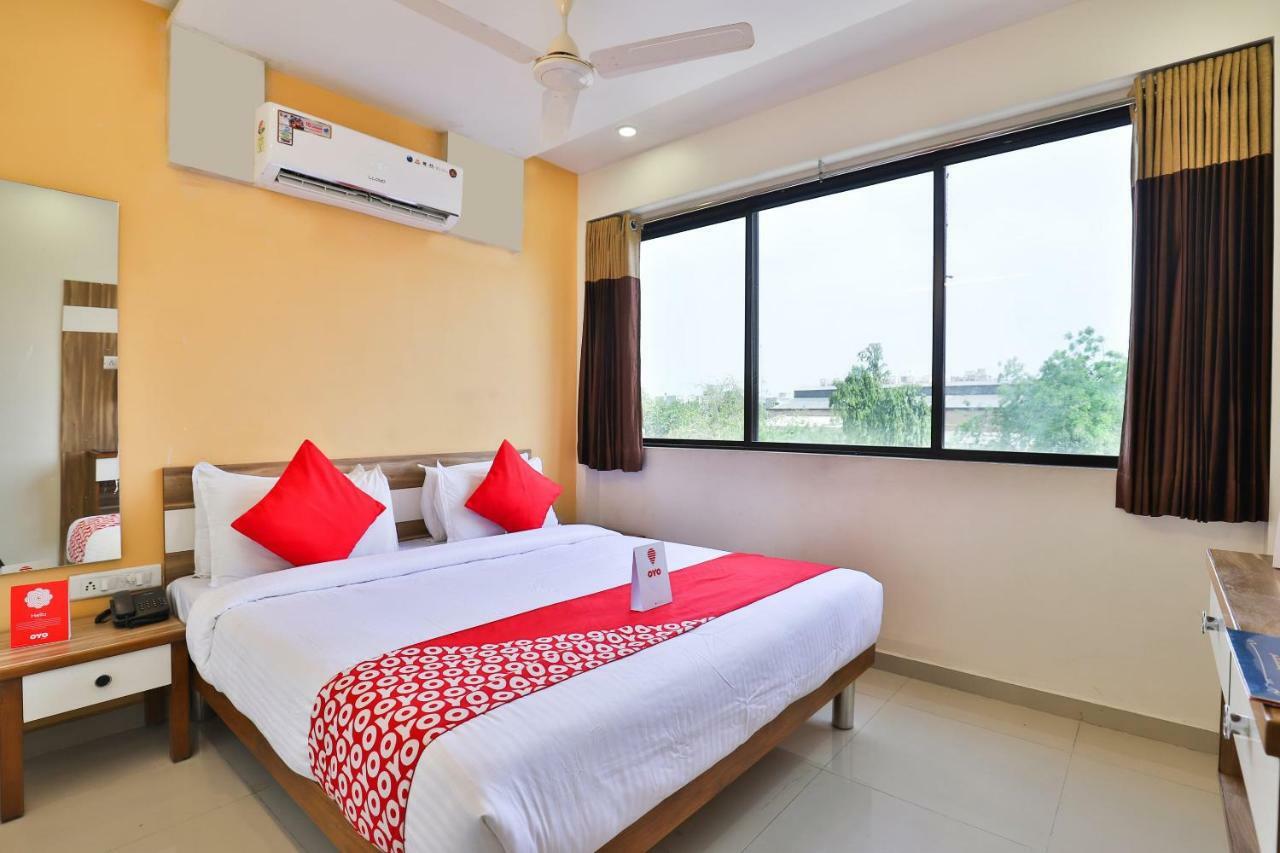 Hotel Oyo 15417 Red Rose Ahmedabad