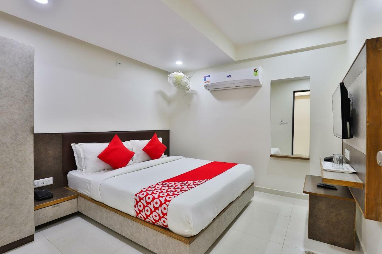 Oyo 25009 Crystal Ahmedabad